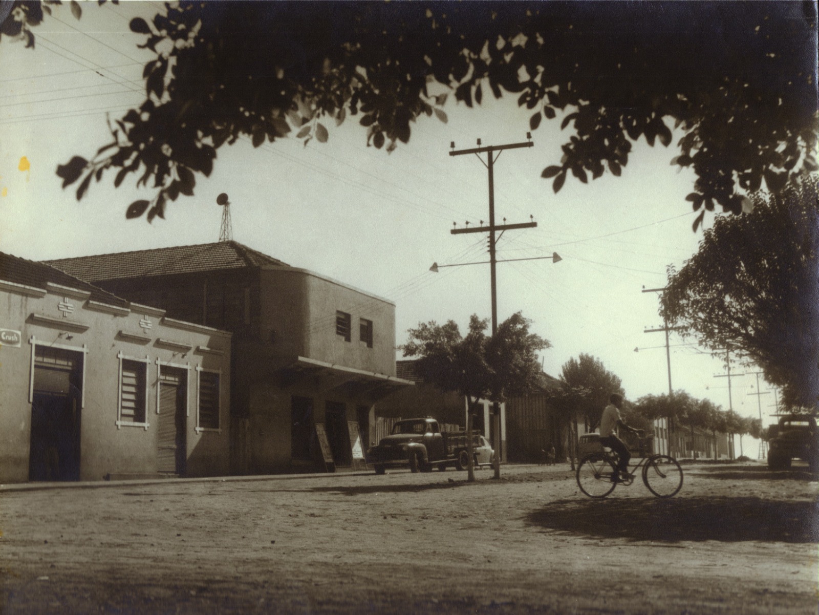A sessão reuniu estudantes, educadores e membros da comunidade, promovendo um momento de reflexão, memória e valorização da identidade local. O documentário trouxe à tona histórias, paisagens e personagens que compõem o cotidiano e a riqueza cultural do município.

Durante a produção, foram coletados diversos registros — fotografias, depoimentos e vídeos — que contribuíram diretamente para a construção do filme. Essas imagens reforçam a importância da preservação da memória histórica e do olhar sensível sobre a própria realidade.

A iniciativa não só destacou o talento e a criatividade dos envolvidos, como também fortaleceu a conexão entre educação, cultura e comunidade. A Secretaria agradece a todos que colaboraram com materiais e apoio para a concretização deste projeto audiovisual.
